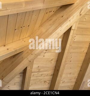 Plafond en bois avec poutres apparentes Banque D'Images