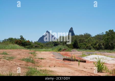 Belle vue panoramique sur le mont Coonowrin et Mt. Beerwah of the Glass House Mountains situé dans le Queensland, en Australie Banque D'Images