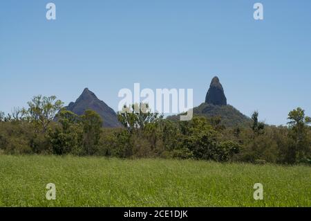 Belle vue panoramique sur le mont Coonowrin et Mt. Beerwah of the Glass House Mountains situé dans le Queensland, en Australie Banque D'Images