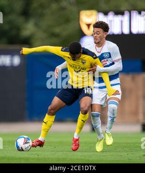 Oxford, Royaume-Uni. 29 août 2020. Marcus McGuane (en prêt de la forêt de Nottingham) d'Oxford United et Luke Amos de QPR lors du match de pré-saison 2020/21 derrière des portes fermées entre Oxford United et Queens Park Rangers au Kassam Stadium, Oxford, Angleterre, le 29 août 2020. Photo d'Andy Rowland. Crédit : Prime Media Images/Alamy Live News Banque D'Images