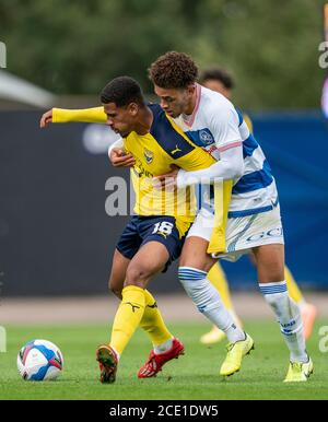 Oxford, Royaume-Uni. 29 août 2020. Marcus McGuane (en prêt de la forêt de Nottingham) d'Oxford United et Luke Amos de QPR lors du match de pré-saison 2020/21 derrière des portes fermées entre Oxford United et Queens Park Rangers au Kassam Stadium, Oxford, Angleterre, le 29 août 2020. Photo d'Andy Rowland. Crédit : Prime Media Images/Alamy Live News Banque D'Images