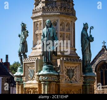 Gros plan des statues de Sir Francis Drake, Abbé Bradford et Mgr Roger sur la Croix du souvenir Digby, devant l'abbaye de Sherborne, à Sherborne, en Dorse Banque D'Images