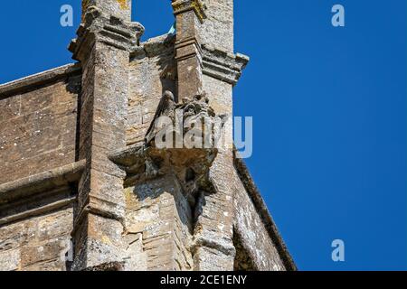 Gros plan d'un gargouille en pierre sur les murs de l'abbaye de Sherborne à Sherborne, Dorset, Royaume-Uni, le 30 août 2020 Banque D'Images