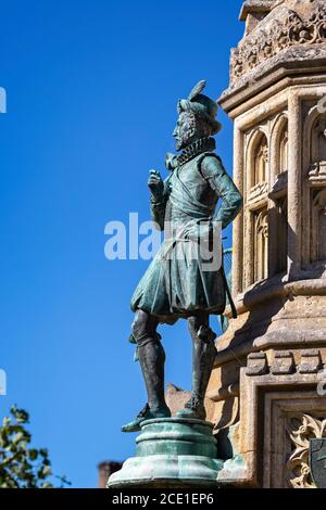 Gros plan de la statue de Sir Francis Drake sur la Croix du Mémorial Digby, devant l'abbaye de Sherborne, à Sherborne, Dorset, Royaume-Uni, le 30 août 2020 Banque D'Images