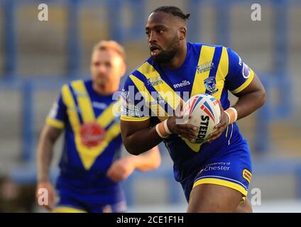 Samy Kibula de Warrington (à droite) pendant le match de la Super League de Betfred au stade Halliwell Jones, Warrington. Banque D'Images