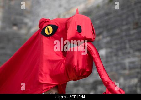 Château de Caernarfon, pays de Galles, Royaume-Uni. 30 août 2020, les manifestants de la rébellion d'extinction et la Brigade de la rébellion rouge prennent le contrôle du château de Caernarfon pour protester contre le changement climatique et le réchauffement climatique. Les chaussures des enfants signifient que ce sont les enfants qui souffriront à l'avenir. Une tête de dragons. Crédit : Denise Laura Baker/Alay Live News Banque D'Images