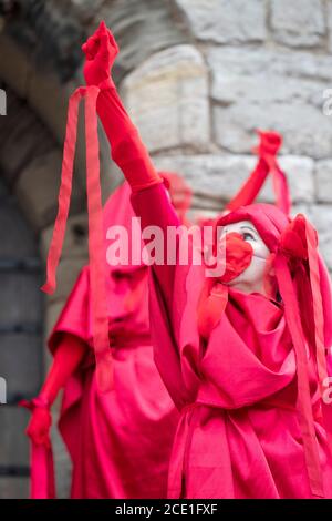 Château de Caernarfon, pays de Galles, Royaume-Uni. 30 août 2020, les manifestants de la rébellion d'extinction et la Brigade de la rébellion rouge prennent le contrôle du château de Caernarfon pour protester contre le changement climatique et le réchauffement climatique. Les chaussures des enfants signifient que ce sont les enfants qui souffriront à l'avenir. Crédit : Denise Laura Baker/Alay Live News Banque D'Images