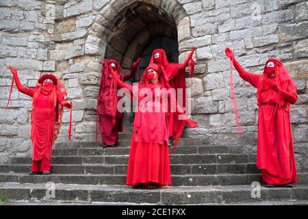 Château de Caernarfon, pays de Galles, Royaume-Uni. 30 août 2020, les manifestants de la rébellion d'extinction et la Brigade de la rébellion rouge prennent le contrôle du château de Caernarfon pour protester contre le changement climatique et le réchauffement climatique. Les chaussures des enfants signifient que ce sont les enfants qui souffriront à l'avenir. Crédit : Denise Laura Baker/Alay Live News Banque D'Images