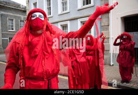 Château de Caernarfon, pays de Galles, Royaume-Uni. 30 août 2020, les manifestants de la rébellion d'extinction et la Brigade de la rébellion rouge prennent le contrôle du château de Caernarfon pour protester contre le changement climatique et le réchauffement climatique. Les chaussures des enfants signifient que ce sont les enfants qui souffriront à l'avenir. Crédit : Denise Laura Baker/Alay Live News Banque D'Images
