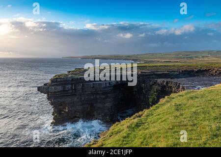 Située dans l'océan Atlantique sauvage, Downpatrick Head est une région d'une beauté côtière inégalée et d'une importance historique. Irlande Banque D'Images