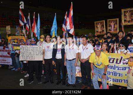 Bangkok, Thaïlande. 30 août 2020. Thai Pakdee Group a organisé des activités pour rencontrer les membres et le grand public au Thai-Japan Bangkok Youth Centre, à Bangkok, en Thaïlande, le 30 août 2020, demandant au public de protéger l'Institut du Roi et de soutenir le gouvernement. (Photo de Teera Noisakran/Pacific Press) Credit: Pacific Press Media production Corp./Alay Live News Banque D'Images