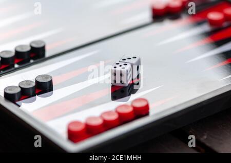 Gros plan d'une table de backgammon. Concentrez-vous sur les dés. Banque D'Images