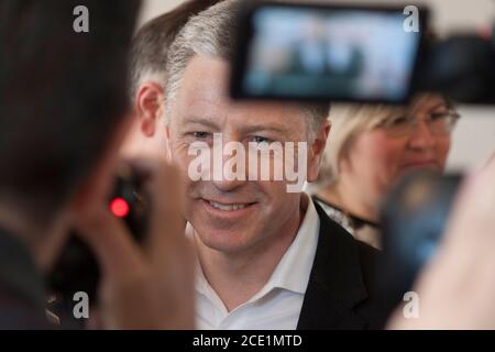 SLOVIANSK, UKRAINE - 15 MAI 2018 : Kurt Volker, Représentant spécial du Département d'État américain pour l'Ukraine, en Slavyansk parmi les journalistes et v Banque D'Images