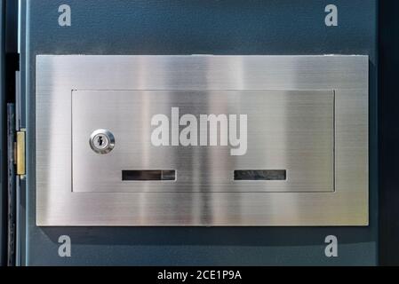 Boîte aux lettres en métal placée dans une clôture en panneau moderne dans une clôture en panneau de couleur anthracite. Banque D'Images