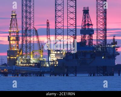 Sheerness, Kent, Royaume-Uni. 30 août 2020. Météo au Royaume-Uni : coucher de soleil à Sheerness, Kent derrière les engins de forage disposés Prospector 1 (à gauche) et Ran (à droite) appartenant à Borr Drilling. Crédit : James Bell/Alay Live News Banque D'Images