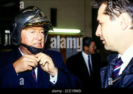 Archives France : Jean-Marie le Pen, Président du Front National, rend visite aux pompiers, 1991, Lyon, France Banque D'Images