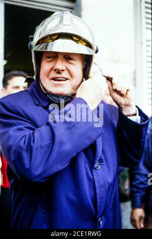 Archives France : Jean-Marie le Pen, Président du Front National, rend visite aux pompiers, 1991, Lyon, France Banque D'Images