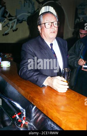 Archives France : Jean-Marie le Pen, Président du Front National, rend visite aux pompiers, 1991, Lyon, France Banque D'Images