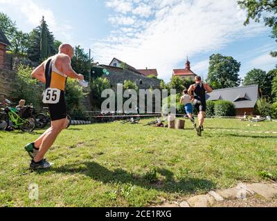 Radvanec, Tchéquie - 23 août 2020. L'événement de triathlon Samuel XC. Le coureur court au dépôt pour battre ses chaussures et poursuivre son vélo. Banque D'Images