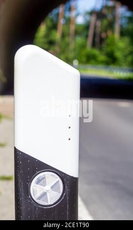 poteau réflecteur sur le bord de la route, avec trois trous de ventilation Banque D'Images