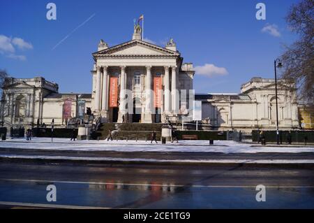 Londres, Royaume-Uni: Une vue de la galerie d'art de Tate Britain à Millbank, après une chute de neige Banque D'Images