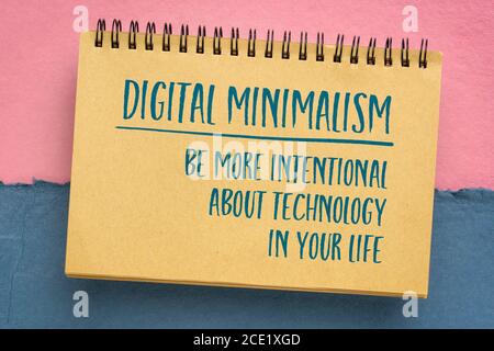concept de minimalisme numérique - être plus intentionnel avec la technologie dans votre vie , écriture dans un carnet de croquis sur papier chiffon pastel fait à la main Banque D'Images