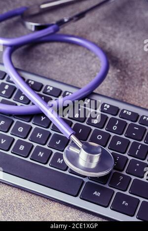 Stethoscope on computer keyboard Banque D'Images