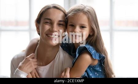 Portrait affectueux petite fille des 7 ans câline sœur aînée. Banque D'Images