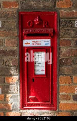 Une boîte postale prioritaire désignée par le Royal Mail pour le retour des trousses de dépistage du coronavirus remplies, pendant la pandémie COVID-19 de 2020. Banque D'Images