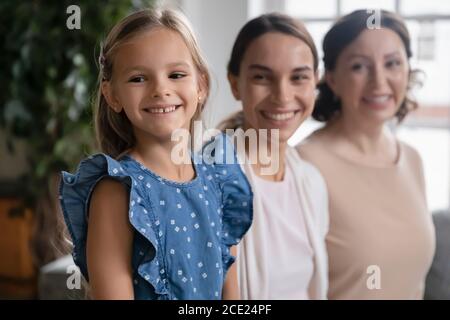 Joyeux trois générations de femmes regardant loin. Banque D'Images