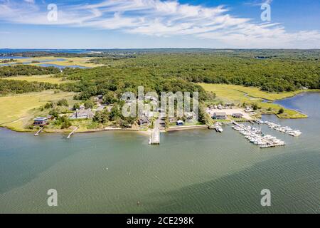 Vue aérienne du Bullhead Yacht Club et des environs de Southampton, NY Banque D'Images