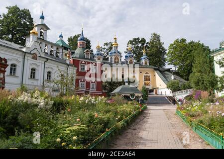 Place Uspenskaya avec Sacristie, beffroi, cathédrale Uspensky (Assomption) dans le monastère Saint Dormition de Pskov-Caves. Pechory, Russie Banque D'Images