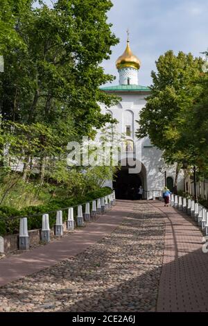 Voir le formulaire Thr Bloody Path sur l'église de Nicholas le Wonderworker dans le monastère de Dormition Pskovo-Pechersky Banque D'Images