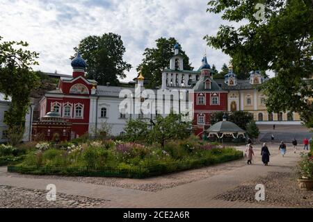 Place Uspenskaya avec Sacristie, beffroi, cathédrale Uspensky (Assomption) dans le monastère Saint Dormition de Pskov-Caves. Pechory, Russie Banque D'Images