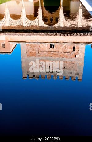 Comares Tower est la plus haute tour de l'Alhambra, Grenade, Espagne. Banque D'Images