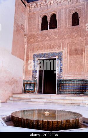 Comares Palais de l'Alhambra à Grenade, Espagne fontaine de plancher. Banque D'Images