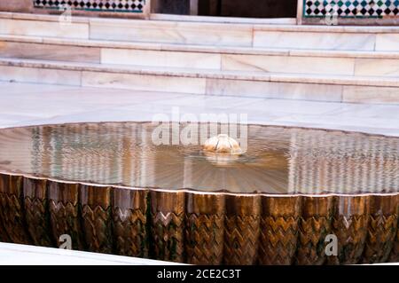 Comares Palais de l'Alhambra à Grenade, Espagne fontaine de plancher. Banque D'Images