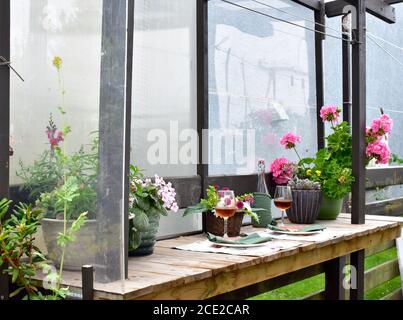 Patio extérieur isolé, café-restaurant avec magnifique décor de jardin rustique pour un dîner romantique le soir d'été Banque D'Images