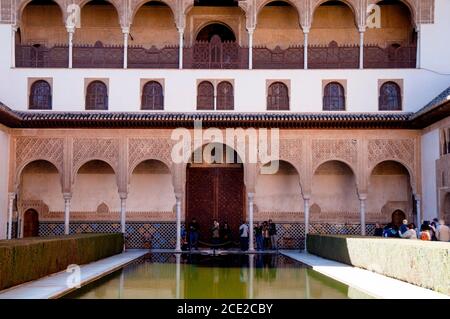 La Cour des Myrtles architecture mauresque avec des colonnes minces et des arches en bois sculpté à l'Alhambra, Grenade, Espagne. Banque D'Images