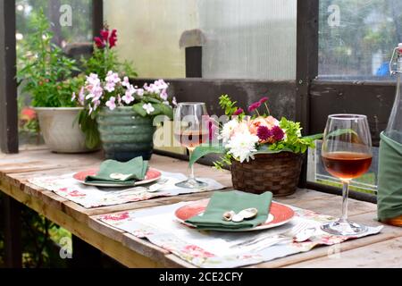 Patio extérieur isolé, café-restaurant avec magnifique décor de jardin rustique pour un dîner romantique le soir d'été Banque D'Images