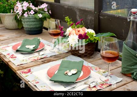 Patio extérieur isolé, café-restaurant avec magnifique décor de jardin rustique pour un dîner romantique le soir d'été Banque D'Images