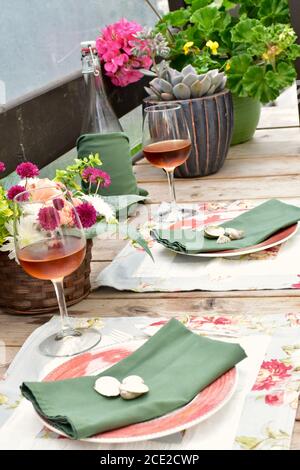 Patio extérieur isolé, café-restaurant avec magnifique décor de jardin rustique pour un dîner romantique le soir d'été Banque D'Images