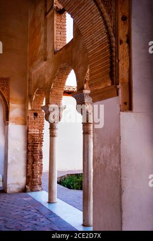 Colonnes élancées et chapiteaux ornés de l'Alhambra mauresque à Grenade, Espagne. Banque D'Images