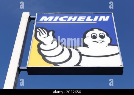 Belleville, France - 15 mars 2020 : logo Michelin sur un poteau. Michelin est un fabricant de pneus basé à Clermont-Ferrand en France Banque D'Images