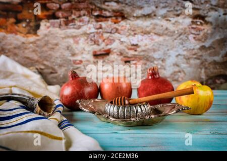 Roch hachana avec miel et pot en verre des pommes mûres fraîches. Nouvelle année Jewesh tallit shofar et symboles Banque D'Images