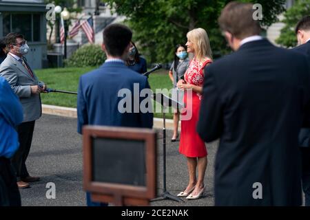 Kellyanne Conway, conseillère à la Maison-Blanche, parle avec des journalistes sur l'allée devant l'entrée de l'aile ouest de la Maison-Blanche 12, 2020 à Washington, DC. Banque D'Images