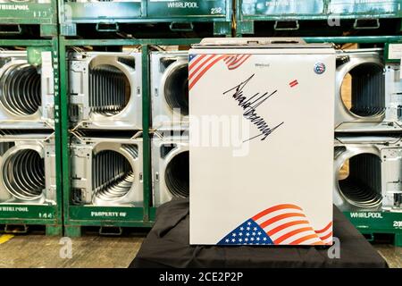 Une machine à laver signée par le président américain Donald Trump, lors de sa visite d'une usine de fabrication de Whirlpool Corporation le 6 août 2020 à Clyde, Ohio. Banque D'Images