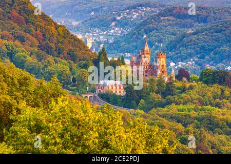 Drachenburg au crépuscule. Schloss Drachenburg est une villa privée de style palais et construite à la fin du XIXe siècle. Elle a été réalisée en seulement Banque D'Images