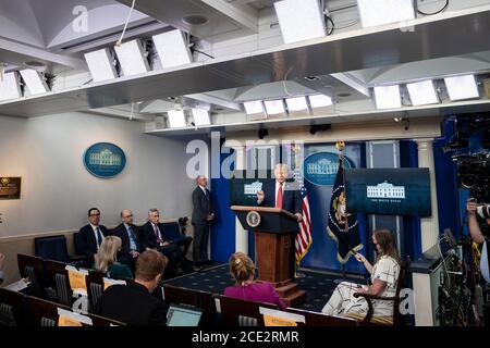 Le président américain Donald Trump tient une réunion d'information sur le coronavirus à l'intention des médias dans la salle de presse de la Maison Blanche le 10 août 2020 à Washington, DC. Banque D'Images