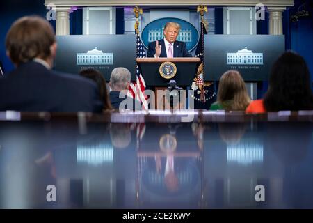 Le président américain Donald Trump tient une réunion d'information sur le coronavirus à l'intention des médias dans la salle de presse de la Maison Blanche le 18 août 2020 à Washington, DC. Banque D'Images
